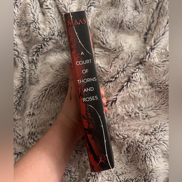 A Court of Thorns and Roses by Sarah J. Maas OOP - Picture 2 of 3